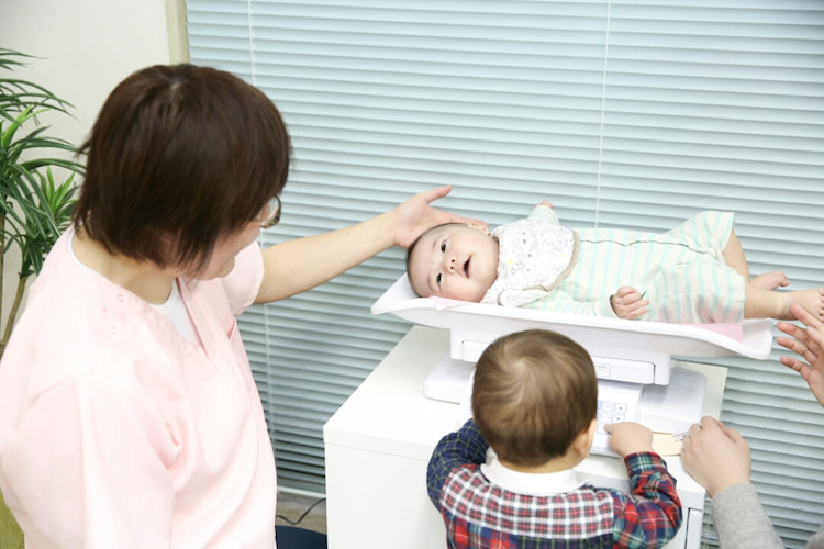 ノア助産院＿赤ちゃんの体重測定の様子